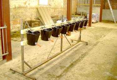 Le plus du porte-seaux à roulettes est qu’il permet de faire boire huit veaux en même temps, et que sa hauteur est réglable. Le moins, c’est qu’il est nécessaire d’avoir un couloir d’alimentation plutôt bétonné et plat. De plus, il faut disposer 
d’un minimum d’espace pour manipuler l’ensemble.