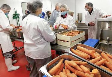 La cuisine centrale d’Amiens s’est équipée d’une légumerie en 2018 pour proposer des légumes frais et locaux dans ses menus. Elle traite, par exemple, 1,2 t de carottes pour la garniture de sept mille plats.