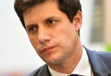 Né en 1980, Julien Denormandie est un ingénieur agronome (AgroParisTech) et un haut fonctionnaire rattaché au corps des Eaux et Forêts (Ipef).