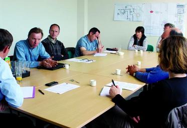 Les représentants des sections bovines des départements de l’Oise, de la Seine Maritime et de la Somme ont interpellé Chrisophe Elie (de dos), le directeur de l’abattoir Bigard de Formerie.