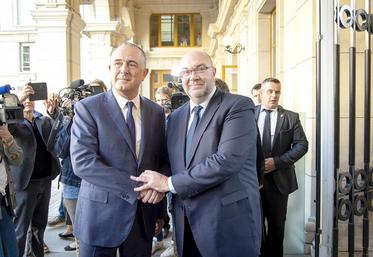 Lors de la passation de pouvoirs avec Stéphane Travert (à droite) le 16 octobre, Didier Guillaume (à gauche) a qualifié 
la rue de Varenne de «ministère fabuleux et formidable». 