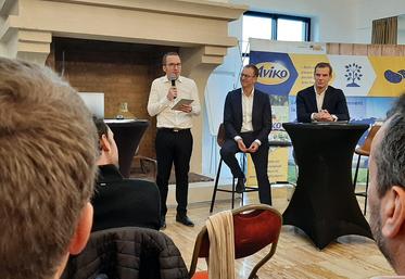 François-Xavier Broutin, Dick Zelhorst, directeur des approvisionnements et Hans Meeuwis, président de Cosun,  en opération «séduction» auprès des agriculteurs adhérents de l’association Producteurs pour Aviko (PPA). 