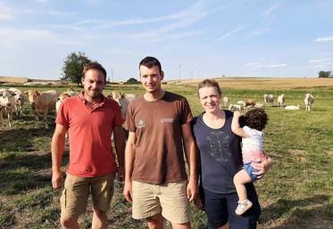 Antoine Mascré, Louis et Mathilde Charlet voient déjà depuis leurs corps de ferme des éoliennes. Le projet d’en implanter  de nouvelles leur fait craindre des conséquences pour leurs activités. 