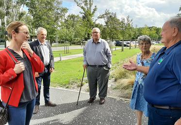 De nombreux sujets ont été abordés – et il en reste encore - lors d’une entrevue informelle entre Denis Bully (FDSEA 80), Marcel Lenté et Guy Charbonneau qui ont mis en parallèle les systèmes de production laitière français et canadien. 