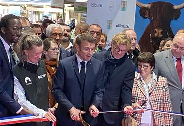 C’est entouré des principaux représentants des organisations professionnelles agricoles, qu’Emmanuel Macron a inauguré le 25 février la 59e édition du Salon international de l’agriculture à Paris. 