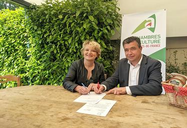 Marie-Sophie Lesne, vice-présidente régionale à l’Agriculture, et Laurent Degenne, président de la Chambre d’agriculture  des Hauts-de-France, lors de la signature de la convention régionale solaire agricole. 