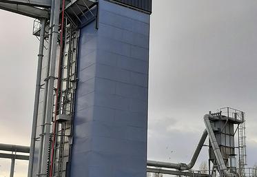 Le séchoir de Sana Terra est en ce moment utilisé au séchage du maïs grain. À l’intérieur, la température de 55° permet d’abaisser l’humidité des grains entre 14 et 15 %. 