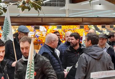 Actions coups de poing des arboriculteurs dans des grandes surfaces, comme ici au Leclerc Camus Angers. 
