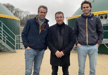 De gauche à droite, Rémi Chombart et Laurent Degenne, associés à l’origine  du projet, et Pierre Chombart, responsable du site : «l’idée est de maximiser les capacités de production qu’offre la méthanisation.» 