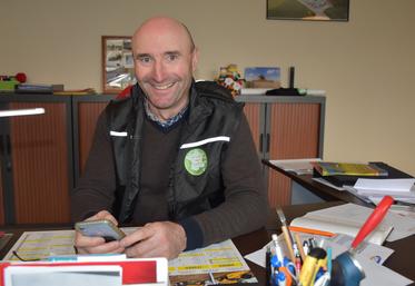 Bruno Cardot a toujours son portable, prêt à filmer…