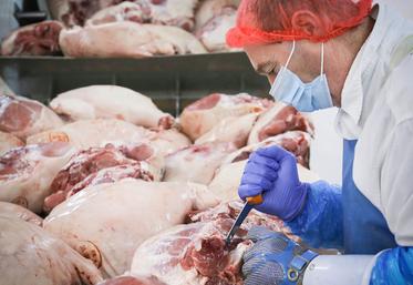 La découpe des jambons, pour la recette à l’ancienne, se fait à la main. Il est ensuite salé à 12 %, à la veine par pénétration douce et homogène de la saumure, sans battage ni moulage, cuit lentement à 65°C pendant seize heures. 