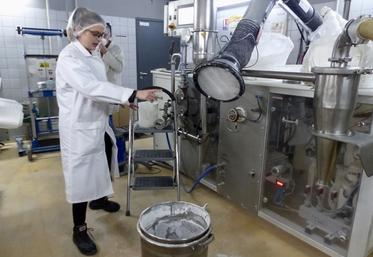 «Grâce au turbocompresseur, on passe d’une graine de féverole riche de 30 % de protéines, à une farine riche de 65 % de protéines», explique Chloé Tattegrain, ingénieure chez Improve. 