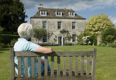 Vendre en viager permet de maintenir un niveau de vie pour le vendeur et permettre d’anticiper la transmission de son capital. 