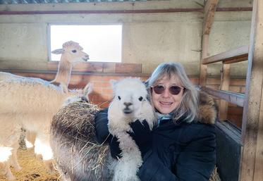 Tous les animaux de l’exploitation portent un prénom. Ici, Miracle au côté d’Évelyne Dubaele.