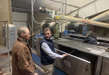 Xavier Jessenne (à g .) fait partie des agriculteurs historiques qui cherchaient à valoriser davantage leur colza.  Aujourd’hui, le groupe Daudruy est entré au capital et a élargie la gamme des huiles tracées, avec le bio, le tournesol et le lin. Damien Vanhersecke (à dr.) est le directeur commercial. 
