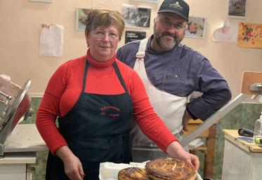 La galette charcutière garnie d’une fève cochon, dorée à l'or fin, de Corinne et Philippe Auzou est en vente jusqu’au 31 janvier. 