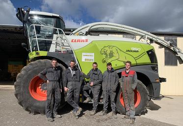 L’équipe est soudée autour d’un objectif commun : franchir la ligne d’arrivée. La performance sportive serait la cerise  sur le gâteau. 