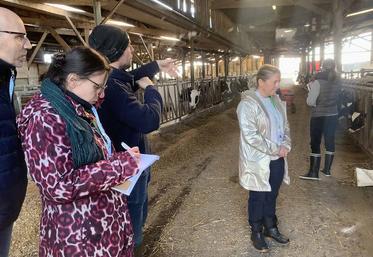 Joseph Petit, éleveur laitier à Ochencourt, a pu témoigner de son quotidien et de celui de ses salariés. Une petite cinquantaine de professionnels de l’emploi ont visité six fermes du Vimeu. 