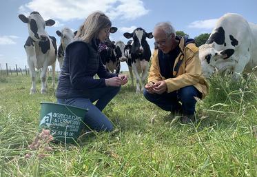 Claire Leroy (CA 80) et Bruno Osson (Semae) proposent des leviers d’action pour améliorer la qualité de la prairie.