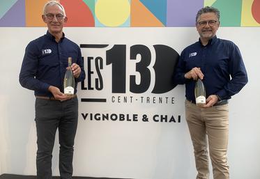 Xavier Harlé et Christophe Dubreucq, directeur général et directeur innovation et développement de Ternoveo,  présentent leurs premières bouteilles, à la forme originale, choisie pour marquer les esprits. 
