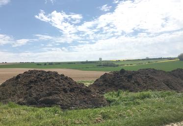 Stockage de compost normalisé en bord de champs.