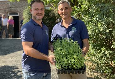 Thomas Lecureux (à g.) passe la main à Thomas Ducamps (à dr.). Développer Florixir est un nouveau challenge  pour l’agriculteur, à la tête d’une ferme déjà très diversifiée. 