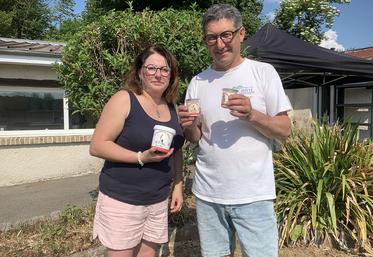 François Lepine vend une partie de son lait à Stéphanie Lottin pour la fabrication de produits laitiers. Ce 10 juin, ils accueillaient le public pour présenter leur activité.  
