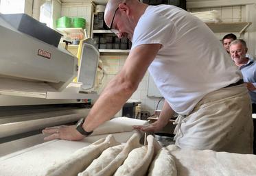 Depuis 2015, Marino Cavallo, installé à Saint-Valéry-sur-Somme, pétrit une trentaine d’Avocettes à la main chaque jour. 