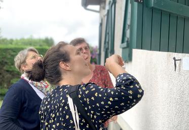 Vicky Louis (Picardie Nature) et Maryse Magniez (chambre d’agriculture) constatent la présence  de chauves-souris chez Hélène Cotté. Les chauves-souris ont choisi d’autres volets ce jour-là. 