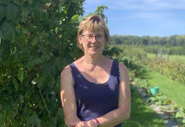 Dans son verger de 3 000 m2, Véronique Tramcourt cultive des fruits qu’elle transforme ensuite en confitures, vendues en direct. 