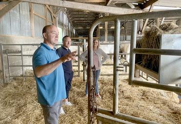 Olivier Parcy présente son élevage aux chefs de cuisine des Ehpad de son secteur. 