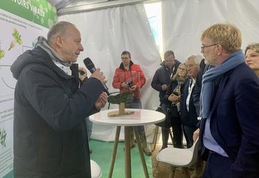 Marc Fesneau a pu prendre connaissance du PNRI engagé depuis 2020. Ici, Jean-Christophe Simon, chef du projet à l’Inrae, détaille la gestion des réservoirs viraux. 