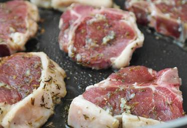 Les gros gigots d’agneaux ne seront peut-être pas de la partie à Pâques, pour cause de confinement, mais les plus petites pièces ont la cote. 