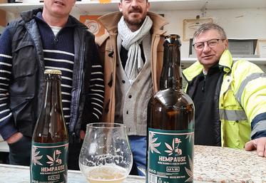 Christophe Podigue, cofondateur de la brasserie Picardennes, Édouard Feraux, associé de Savitech et Xavier Ribeaucourt lors d’une dégustation de la bière  Hempause qui est commercialisée depuis quelques semaines. 