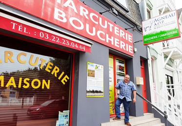 En passant de la boucherie-charcuterie de Christian Beghin, difficile de ne pas voir que l’agneau AOP de la baie de Somme est ici chez lui. 