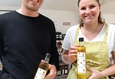 Hugo Puech, directeur de l’exploitation agricole du lycée du Paraclet et Alice Lenoble, responsable du magasin avec l’huile de tournesol fabriquée localement. 