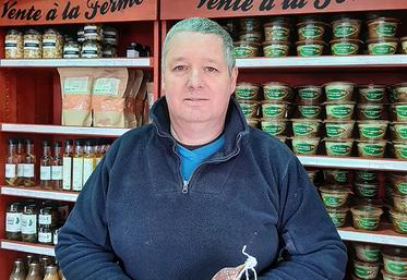 Pour Emmanuel  Fremaux, l’un des  associés de la Ferme des trois châtaigniers, les conditions  particulières  d’élevage de ses porcs permettent d’obtenir une viande de qualité, «avec un grain  de viande très fin»,  que l’on retrouve  dans les saucissons fabriqués sur place. 