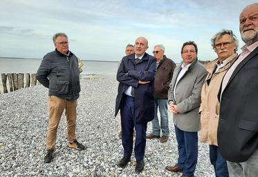Stéphane Haussoulier et des élus locaux sont venus constater l’efficacité des aménagements réalisés par le Syndicat mixe Baie de Somme en contrebas de la route blanche de Cayeux-sur-Mer. 
