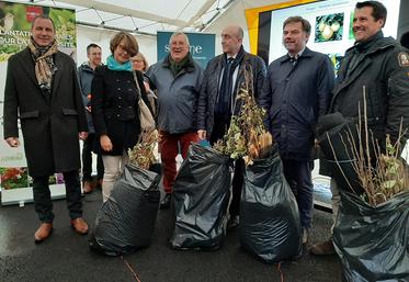 Les mécènes de l’opération de plantation de haies le long de la RD32 se sont vu offrir un kit de plantation à utiliser chez eux. 