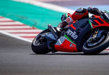 moto Aprilia et Case IH