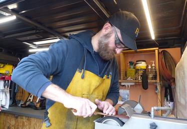 Depuis janvier 2021, Renaud Sorel a quitté son bureau de cadre commercial pour sa camionnette d’affûteur-rémouleur itinérant. 