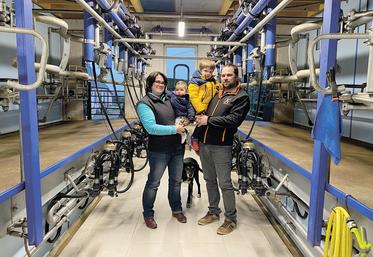 Le 16 novembre, à Fruncé (Eure-et-Loir). Élisabeth et Bastien Huard  et leurs enfants présentent leur exploitation familiale et leur salle de traite, rénovée en 2019. 