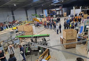 Plusieurs solutions alternatives au «tout chimique» pour le désherbage  des parcelles d’endives restent à l’étude dans les locaux de l’Apef, à Arras. 