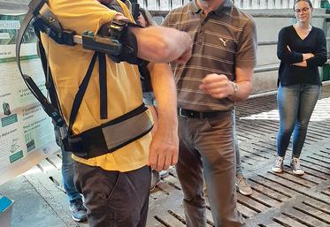 Une fois équipé de l’exosquelette et l’avoir réglé, il faut s’habituer à porter  cet équipement de 2,7 kilos sur le dos pour soulager ses membres supérieurs.