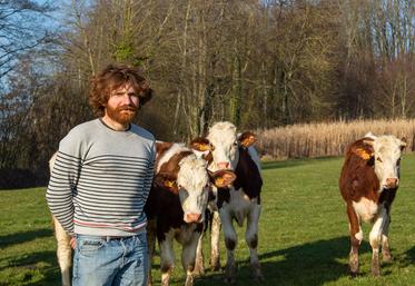 Depuis l’arrivée de Henri en 2018, l’alimentation des veaux a été retravaillée pour obtenir de la croissance avec de l’herbe et sans acheter d’aliments. 