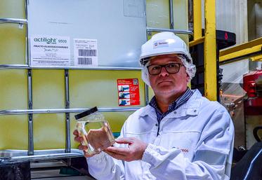 Fabien Legrand, responsable de production, présente Actilight® sous forme de sirop destiné aux industries agroalimentaires.