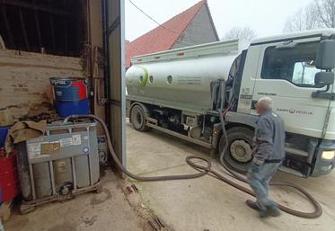 Chez Simon Doligez, 900 l d’huile s’étaient accumulés depuis trois ans. Cette collecte l’a débarrassé d’un poids. 