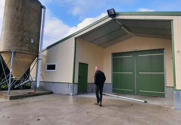 Des bâtiments d’élevage à nouveau vides de leurs animaux chez Antoine Dessaux, confronté au virus de l’influenza aviaire, sans trop de solutions pour s’en protéger à 100 %. 