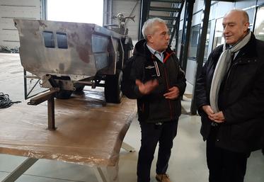 Emmanuel Carpentier face au président du Conseil départemental de la Somme, Stéphane Haussoulier, présentant  une représentation du savoir-faire de Dangreville. 