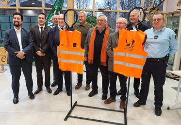 Chevilles ouvrières du partenariat entre randonneurs et chasseurs, mécènes et partenaires ont procédé mardi 5 décembre à la distribution de plusieurs centaines de gilets de couleur orange pour rendre plus visible la pratique de la randonnée, et améliorer la sécurité des pratiquants. 